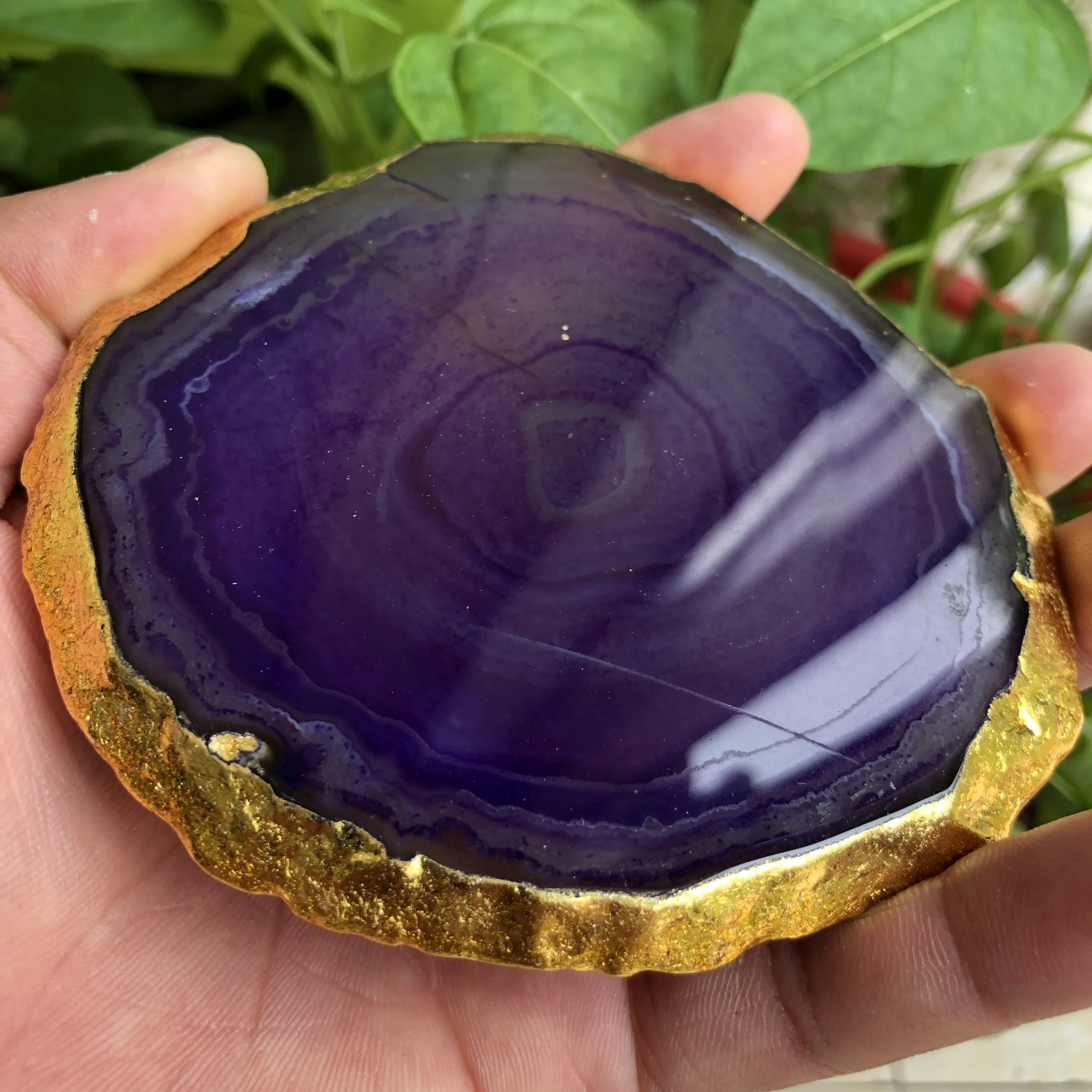 Изолированная Хрустальная тарелка для берега натуральная нефть с золотыми