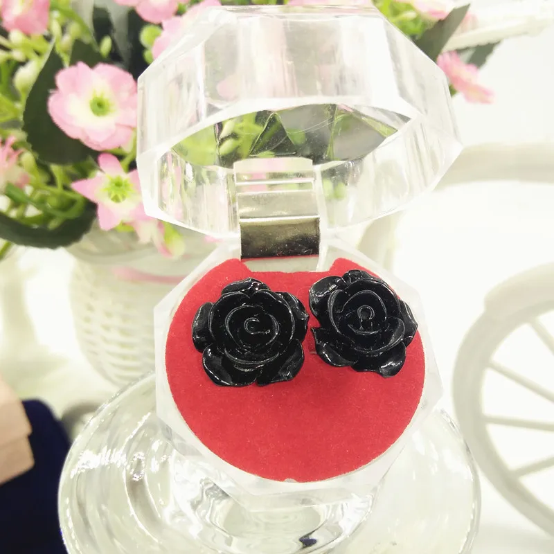 Серьги-гвоздики из натурального искусственного кораллового камня с красными