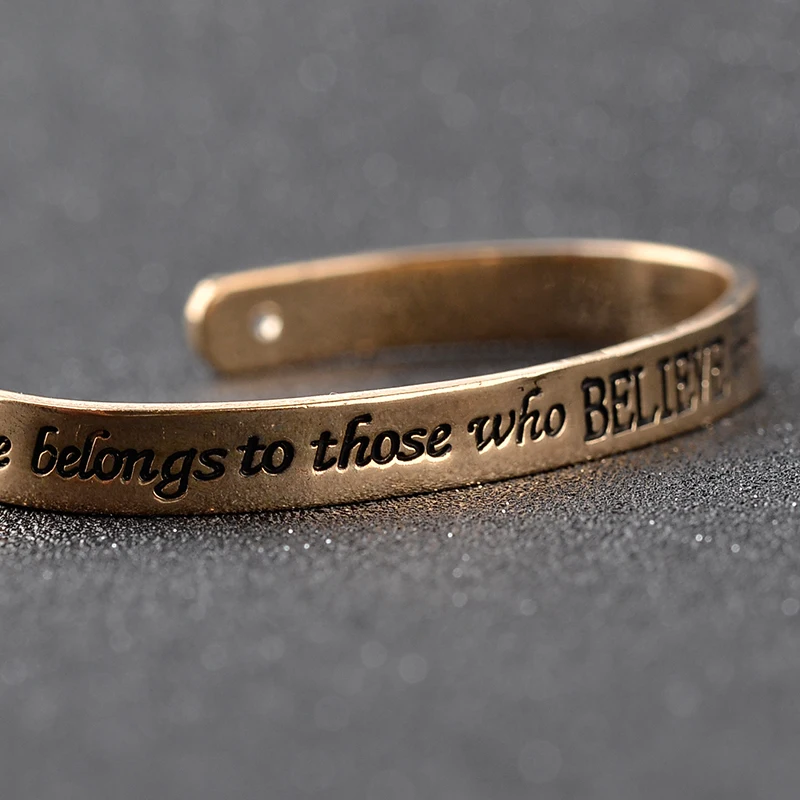 Inspire Bangle The Future принадлежит тем браслетам со стразами открывающимся регулируемым