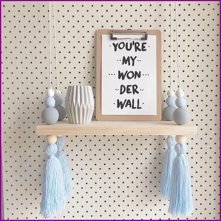 Яркие деревянные полки в скандинавском стиле с бусинами и кисточками украшение