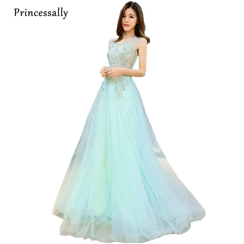 Женское вечернее платье без рукавов бледно голубое длинное с вышивкой и кружевом