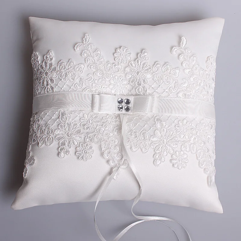 Винтажная подушка из атласа цвета слоновой кости стразы кружево деревенский