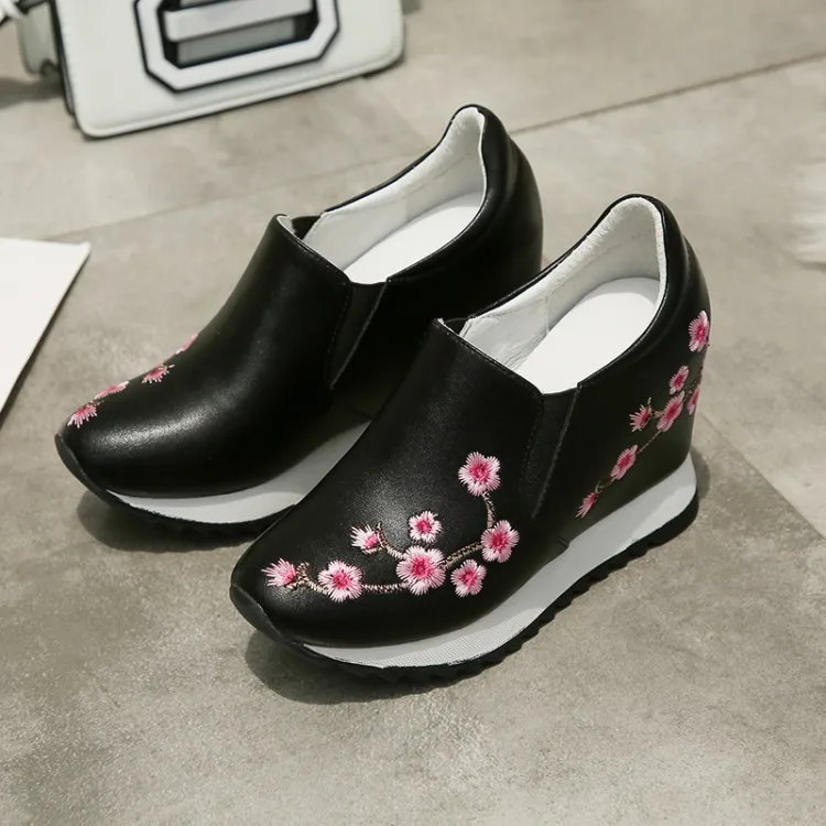 Женские кроссовки модные увеличивающие рост с вышивкой на танкетке женская