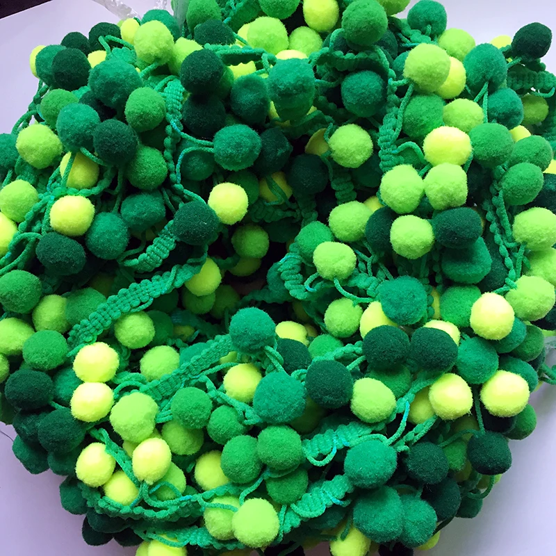 Лента с радужными кисточками и помпонами ручной работы зеленая/красная