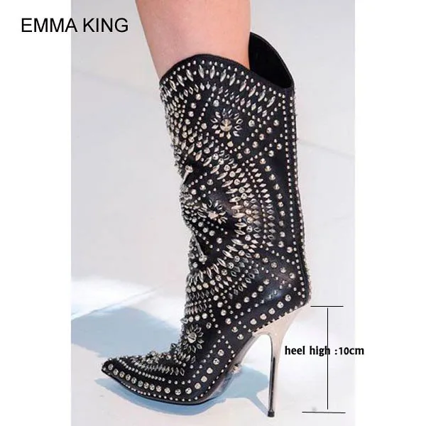 Женские ботинки до середины икры с заклепками модная обувь на тонком высоком