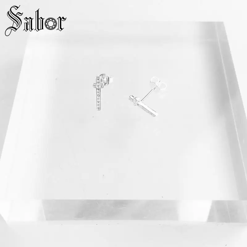 Серьги гвоздики в виде ушей X с острыми треугольниками геометрические