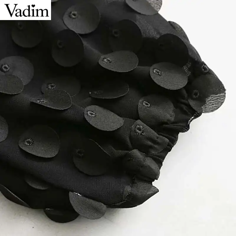 Женское мини платье Vadim шифоновое в горошек с треугольным вырезом и поясом