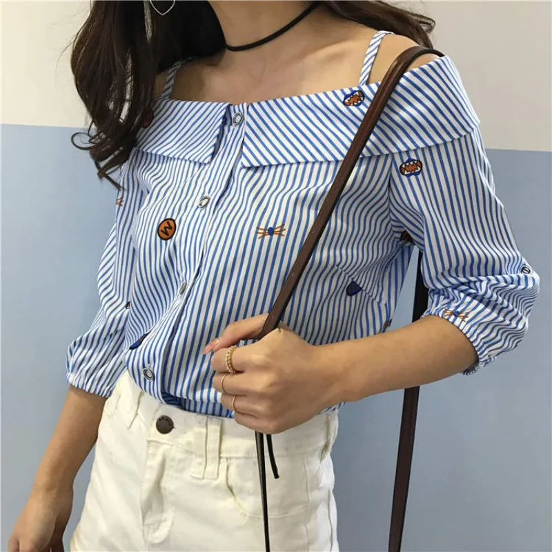 Женская блузка в синюю полоску с вырезом лодочкой и открытыми плечами элегантная