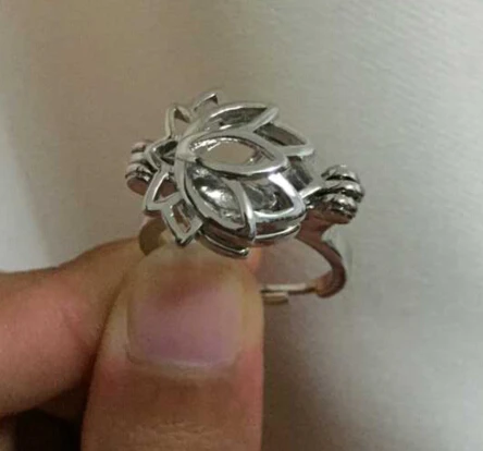 {Cage Ring} кольцо в форме лотоса может открывать и удерживать