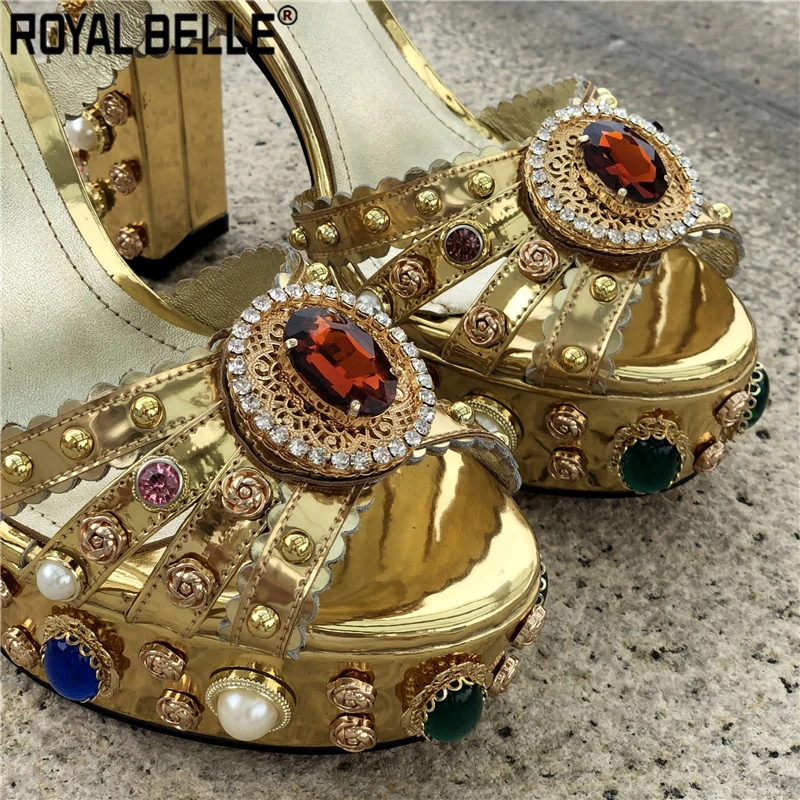 Королевский Belle на платформе; женские сандалии со стразами высокий толстый каблук Золотой Studds с украшением в виде кристаллов Свадебная вечеринка; Летние сандалии в гладиаторском стиле