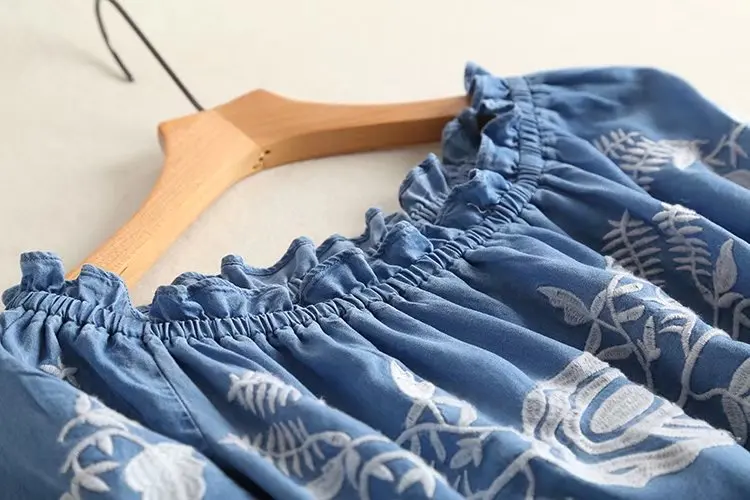 Летнее повседневное джинсовое платье с цветочной вышивкой и оборками на шее