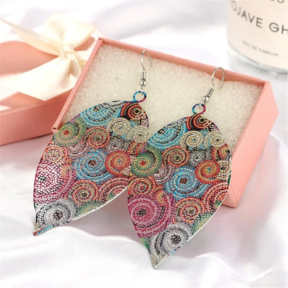 Одна пара Boho Стиль модный элемент полые листьев Shaped Красочные Серьги Ретро