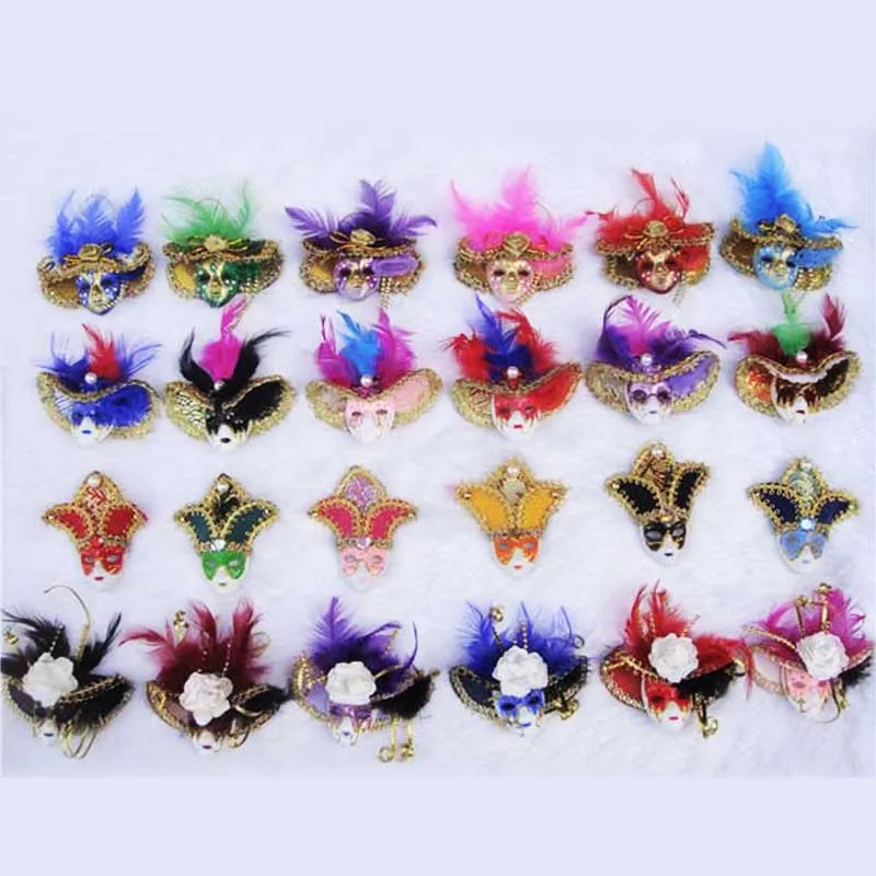 Венецианская маска с маленькими перьями и орнаментом на магните холодильник