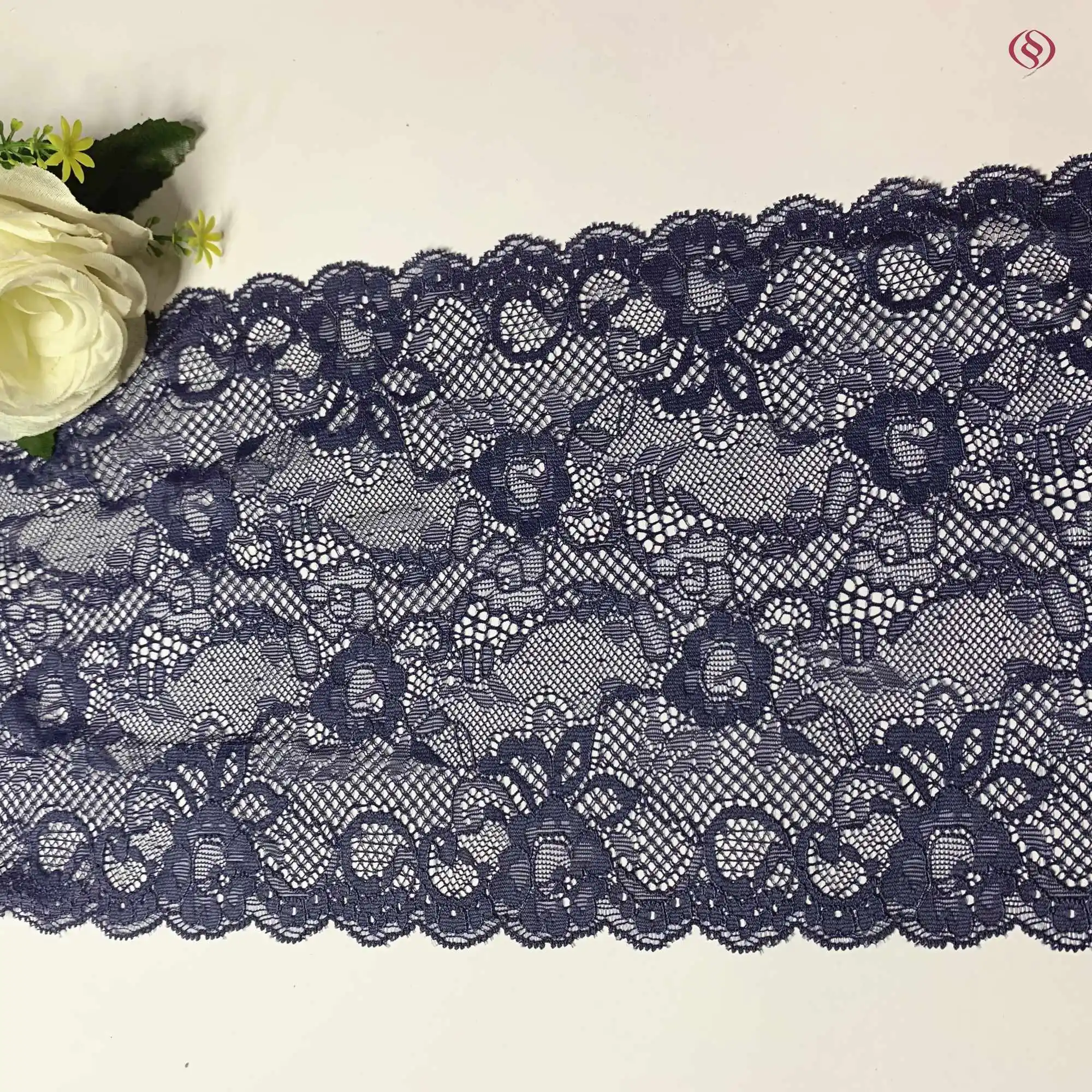 тянущееся кружево