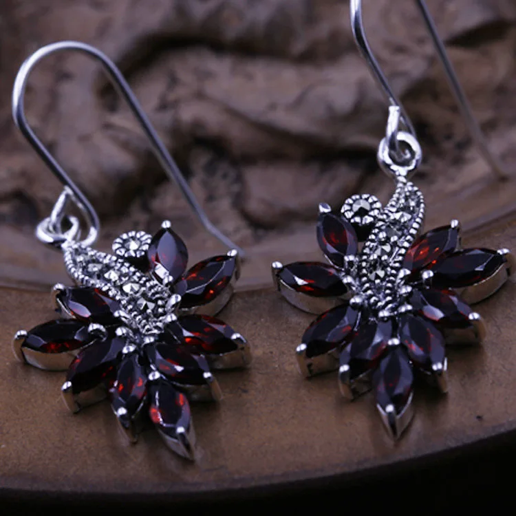 

The latest S925 pure Tremella nail Thai silver inlaid red corundum original silver earrings wholesale manufacturers Ms.