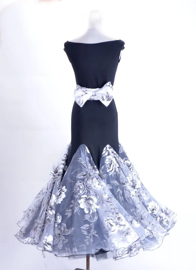 

modern dance thorn embroidered flare hem bowtie belt o neck sleeveless dress W13003B