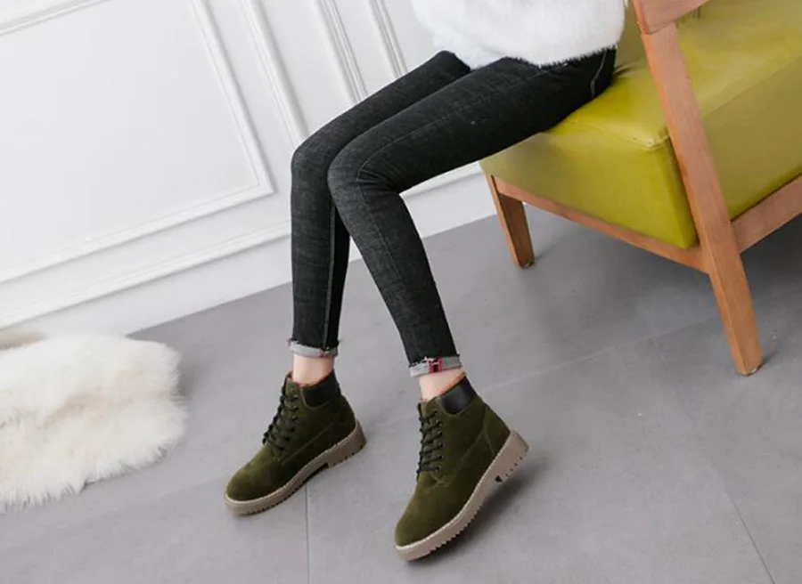 

KNCOKAR Winter Velvet New Fashion Lace Up Students Flat Anti-Skid Short Boots Round Head Martin Boots Women's Shoes