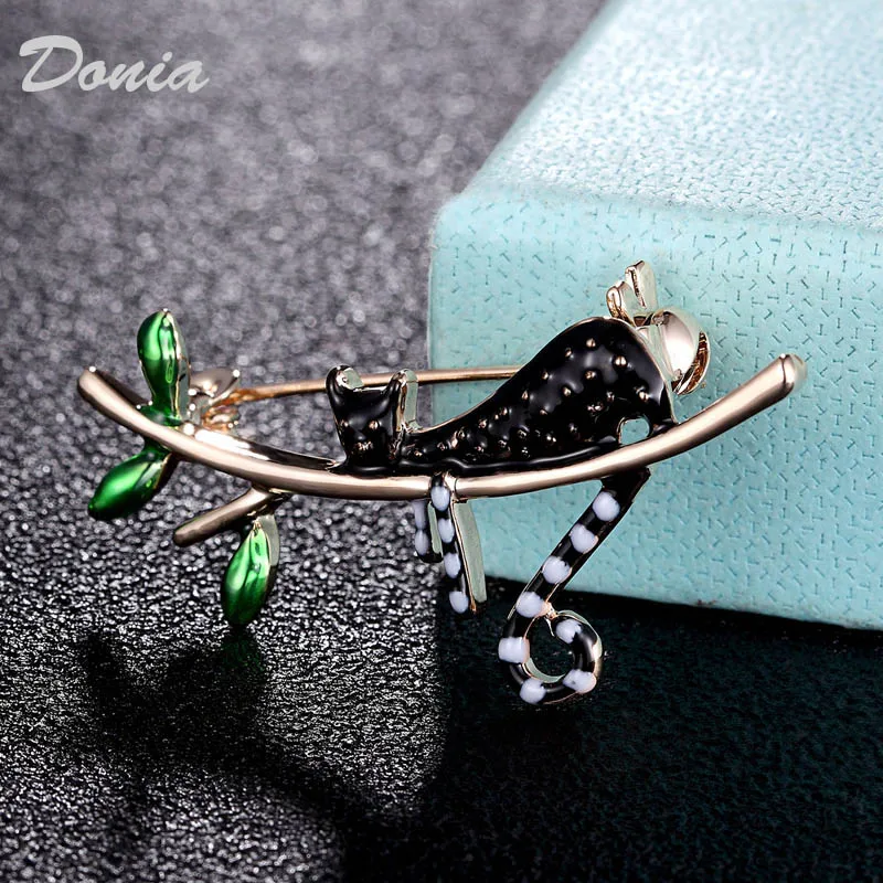 Ювелирные изделия Donia коричневая эмалированная брошь в форме кота с струей