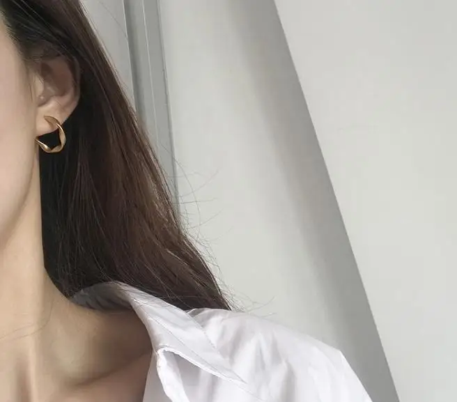 Минималистичные матовые золотые геометрические маленькие серьги гвоздики с