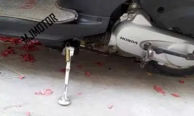 Сегодня боковая стойка 50cc с пружиной поддержка для китайский скутер QJ Keeway Honda SDH50QT