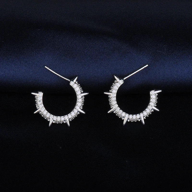 Женские винтажные полукруглые серьги-гвоздики с цирконом из белого золота YME6126Y |