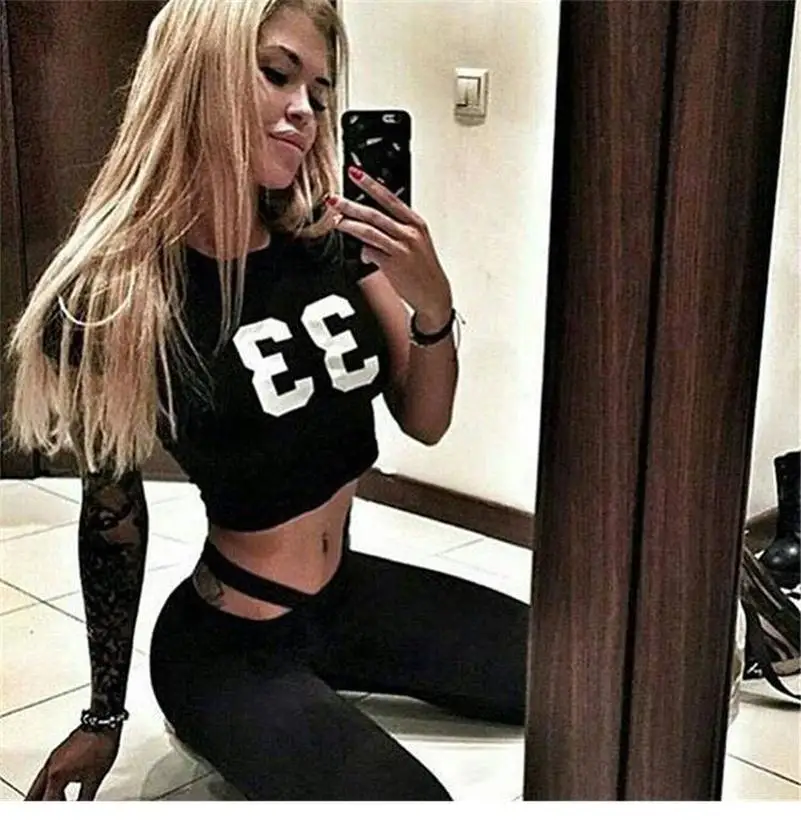 Женский спортивный костюм с коротким топом и цифрой 33 из двух предметов