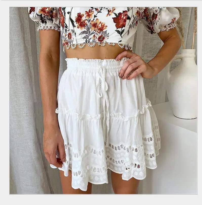 

The new cotton embroidered short half skirt with A strappy front waist and an a-line skirt with black ear hem