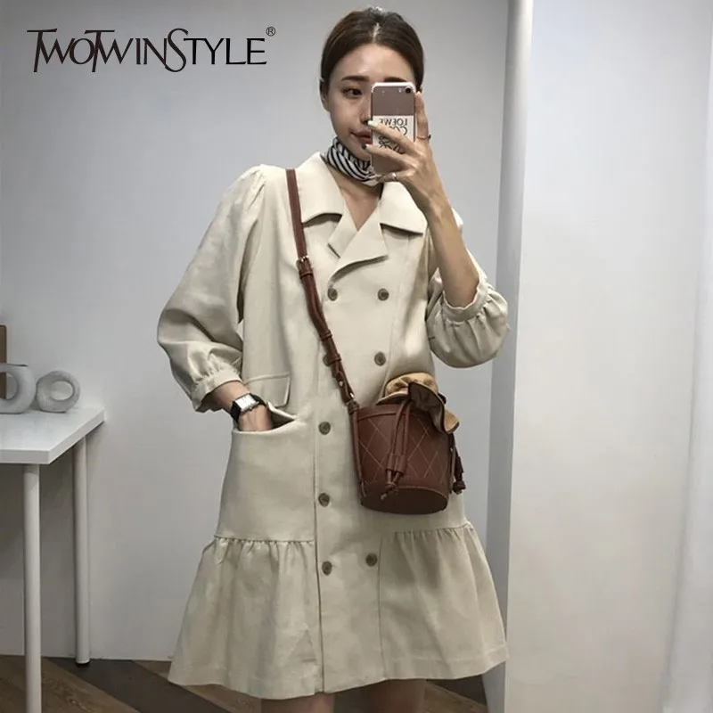 Женское свободное платье TWOTWINSTYLE белое составного кроя с рукавами три четверти