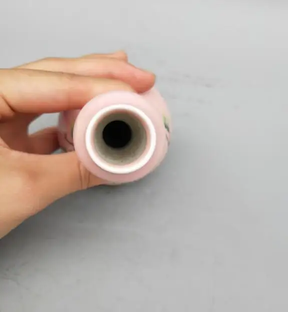 

China's exquisite ceramic flower and bird vase