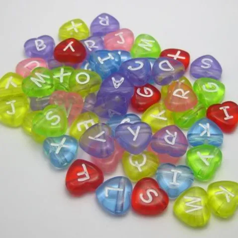Оптовая продажа акриловые бусины в форме сердца с буквами алфавита ярких цветов