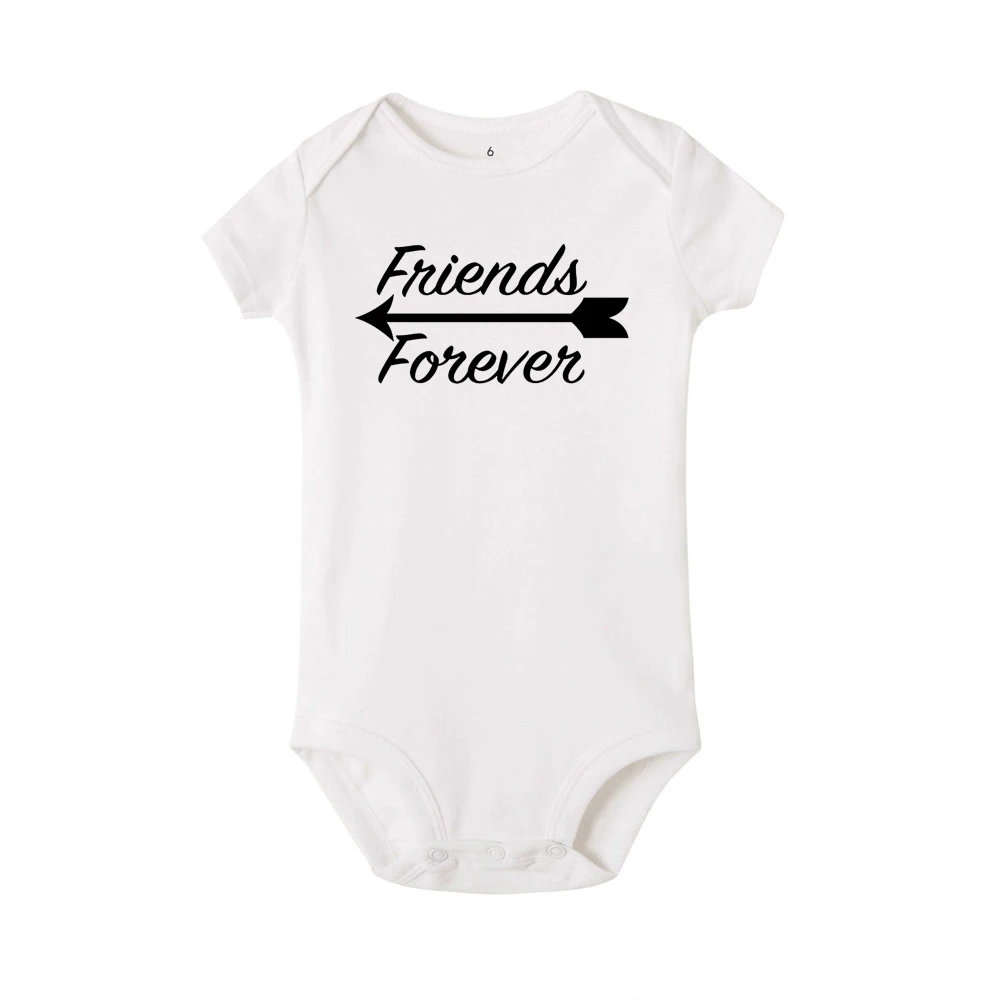 Милый комбинезон для близнецов с надписью «Born Together Friends Foreve»; подарок для новорожденных; одежда для малышей; милый белый комбинезон в повседневном стиле