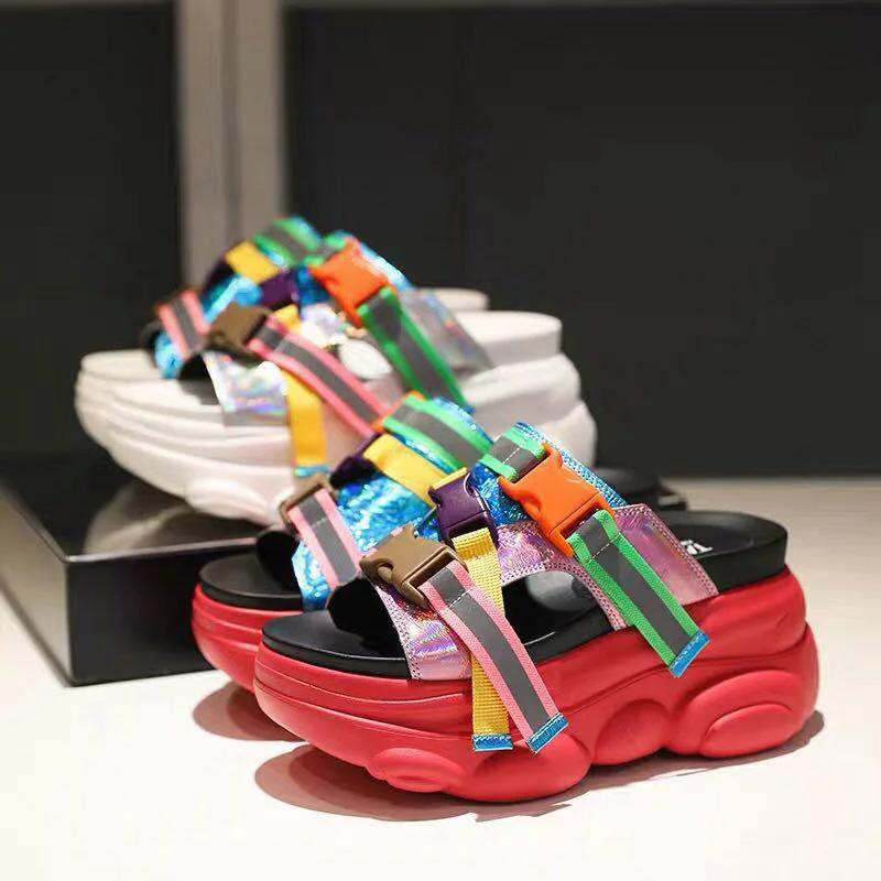 Летние шлепанцы на платформе танкетке женские Босоножки с открытым носком