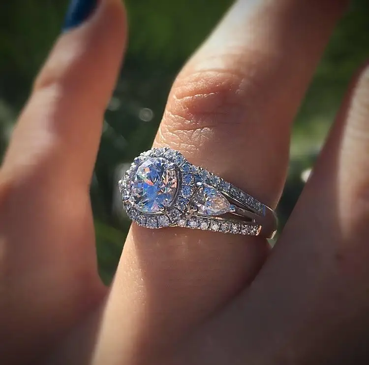 Роскошное женское кольцо с кристаллом из циркония обручальное серебряного цвета