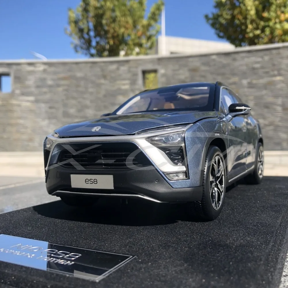 Литая модель автомобиля для почти настоящего NIO ES8 Founders Edition 1:18 (Star Blue) + небольшой