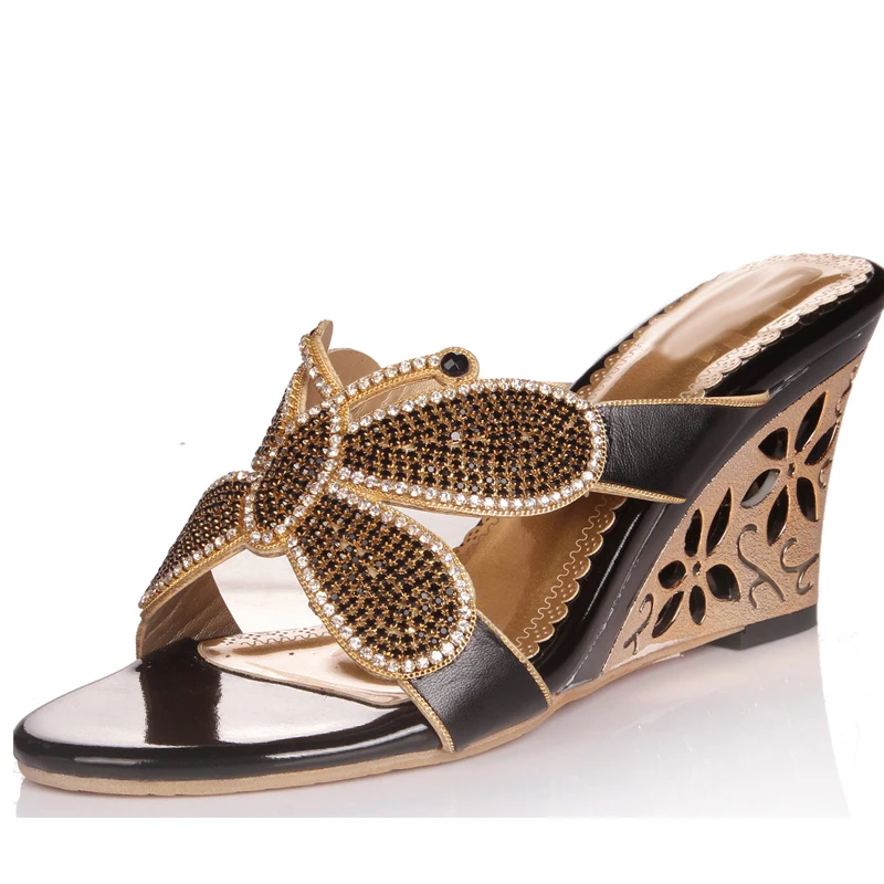 Женские шлепанцы стразы из натуральной кожи со стразами и бабочками на танкетке