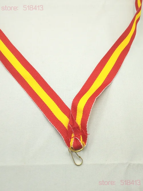 Желтые и красные ленты с медалью привязанные высококачественной гимнастической