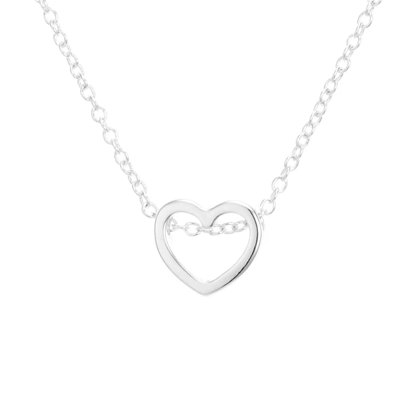 Простое дизайнерское ожерелье с милыми маленькими искусственными сердечками