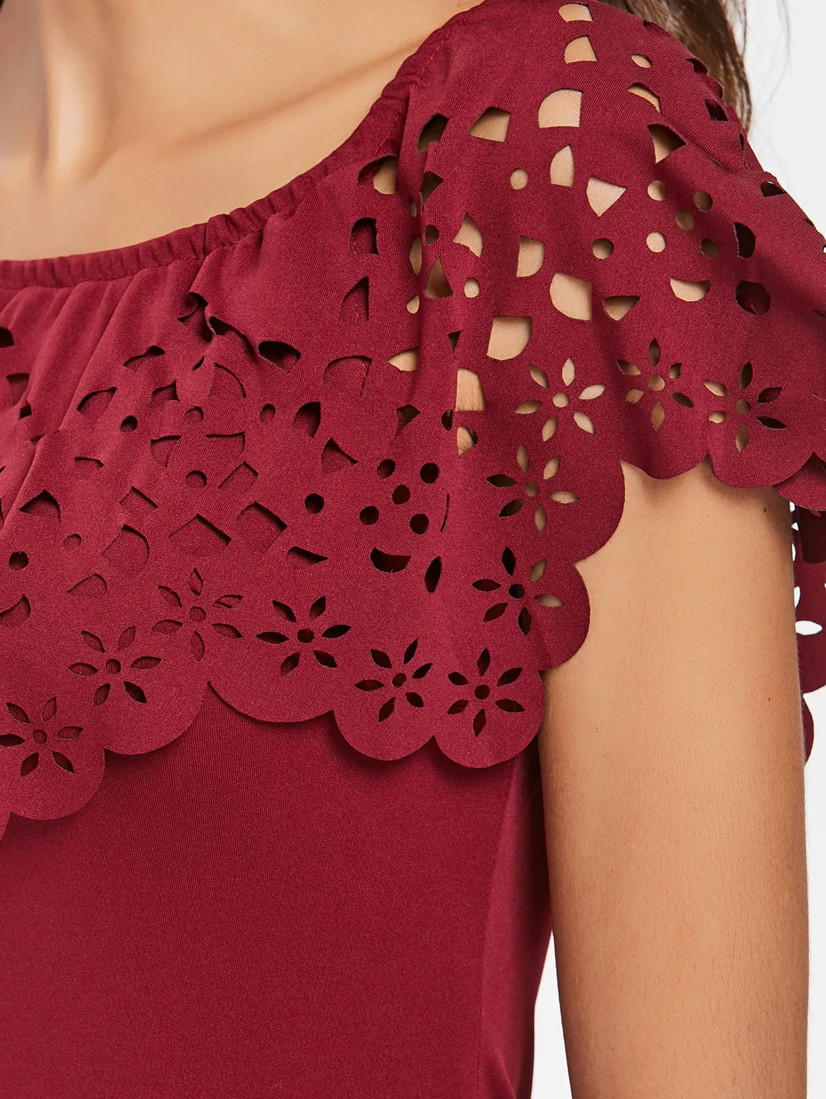 Женское короткое платье с оборками VESTLINDA однотонное облегающее круглым вырезом