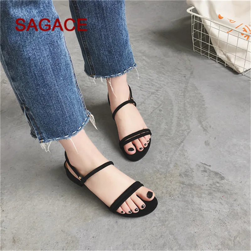 Новинка Уличные тапочки на плоской подошве Сандалии с ремешками и бусинами