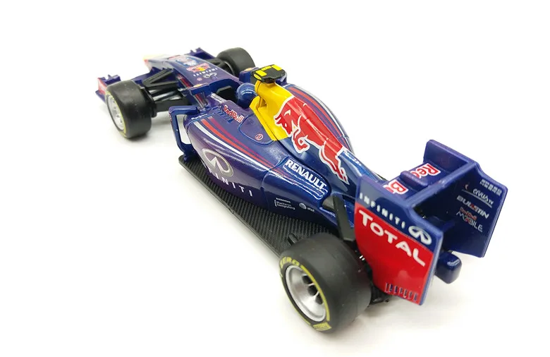 Ограниченная серия Bburago 1:32 Diecast Red Bull AMG сборная металлическая модель F1 Автомобильные Игрушки для фанатов Коллекция Модель автомобиля Vettel Hamilton