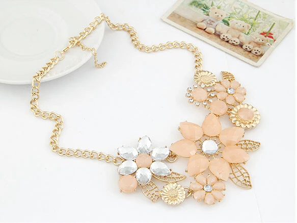 

Fashion Gold Chain Metal Hollow Leaf Crystal Resin Gem Drop Petal Flower Choker Necklace