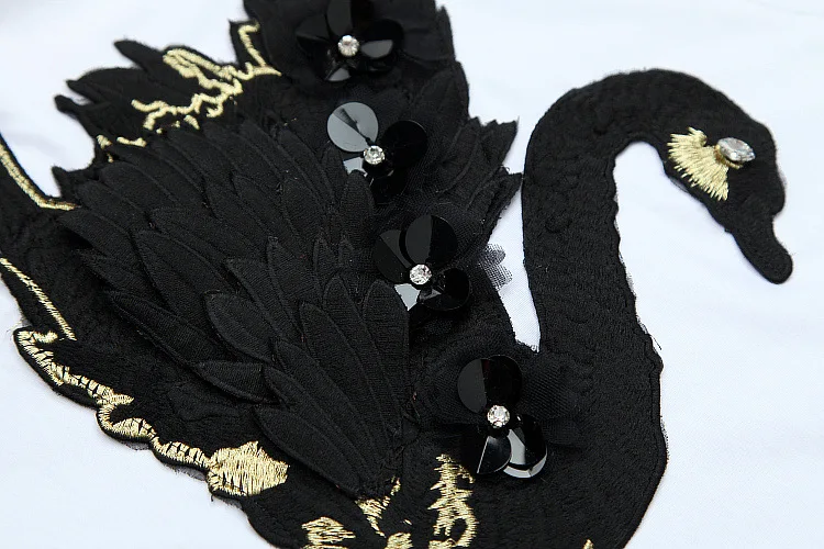 Женский костюм с блестками футболка коротким рукавом и вышивкой юбка трехмерной