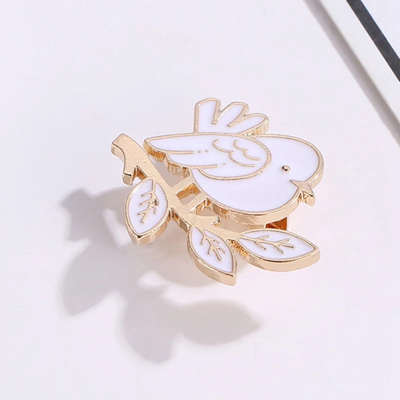 Эмалированная белая брошь в виде птицы мультипликационная Летающая Мерцающая