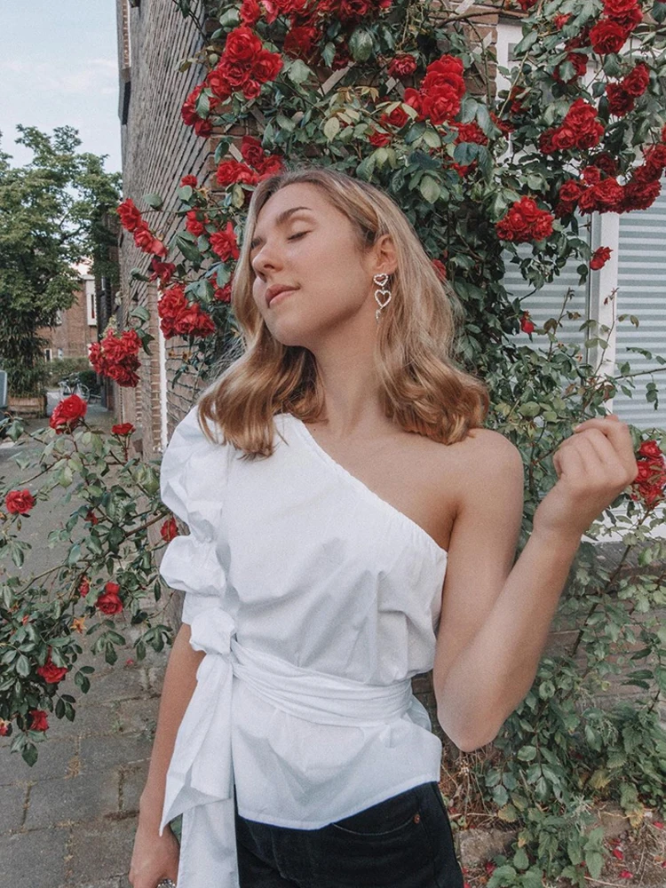 Sheinside, на одно плечо, с пышными рукавами, Сексуальная Блузка, платье с асимметричным поясом, Одноцветный топ с баской,, белые летние блузки, элегантные женские топы