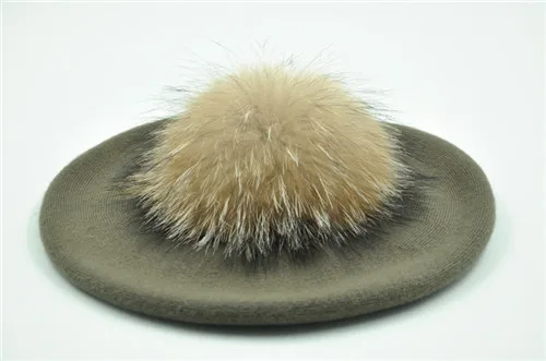Army green natural Женский берет, шапка с натуральным большим меховым помпоном, Зимний вязаный шерстяной берет, натуральный мех енота, шапка с помпоном, одноцветная, высокое качество, женский берет - Цвет: Army green natural