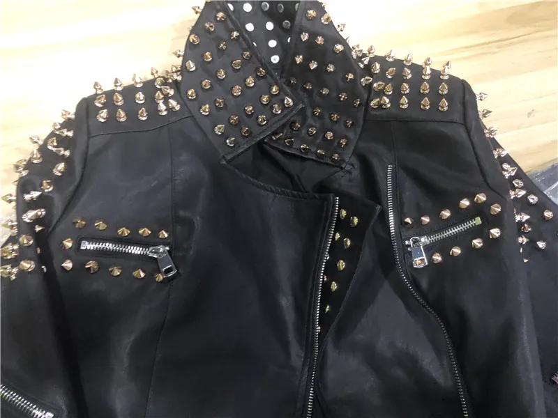 4XL Европейская Осенняя Новая красивая мотоциклетная куртка с заклепками, женская короткая приталенная кожаная куртка с поясом, куртка из искусственной кожи в стиле панк-рок