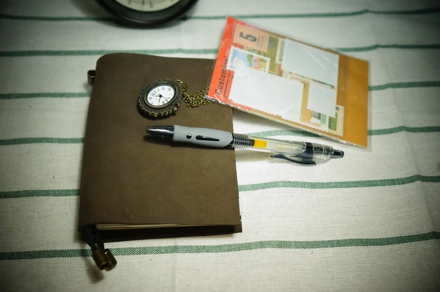 2015 Новый стиль размер паспорта и 4 внутренних страниц ноутбук из натуральной кожи