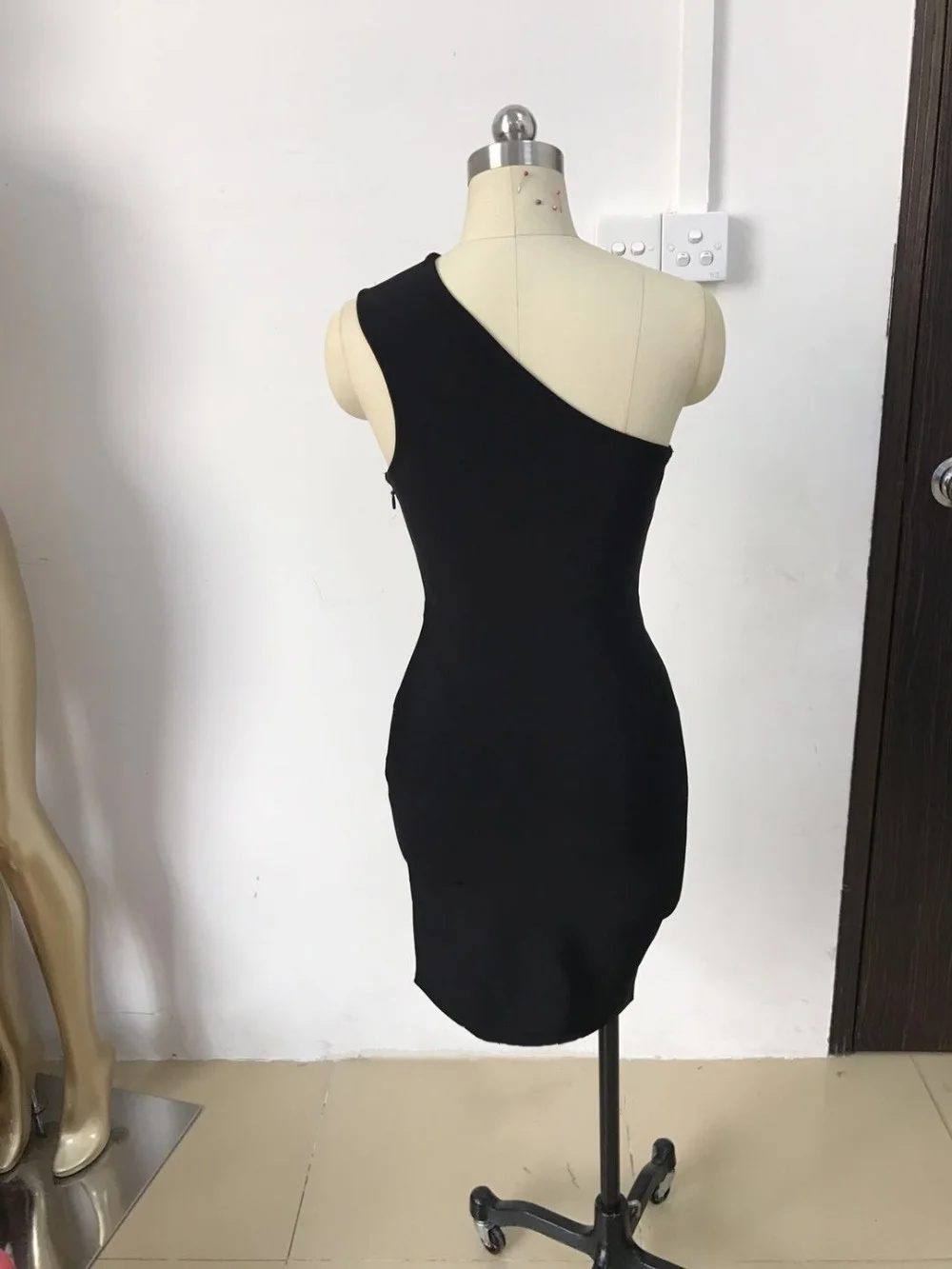 

2018 New Arrival black Women Zippers dress One-Shoulder Sleeveless vestidos Celebrity evening party Bandage dress high quality