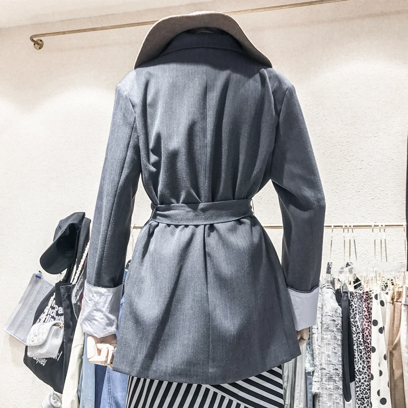 Весенний блейзер с длинными рукавами пуговицами и отложным воротником