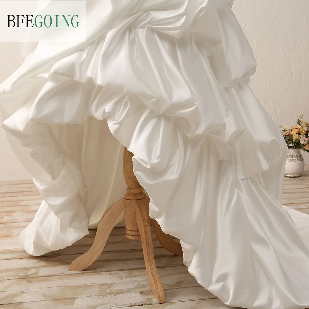 Мягкое атласное свадебное платье цвета слоновой кости длиной до пола с длинным